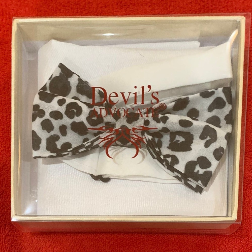 Devil's Advocate Printed Bow Tie and Plain Pocket Square New in Box MSRP $83